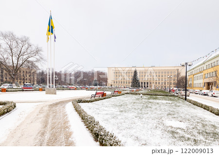uzhhorod, ukraine - 05 jan, 2016: christmas tree on the narodna square. winter cityscape. regional government administration building in the background 122009013