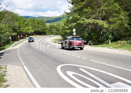 Cars on sunny mountain road 122009898