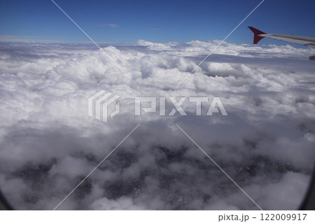 飛行機の窓から見たブラジル上空の雲海と青空 飛行機の窓から見たブラジル上空の雲海と青空 122009917