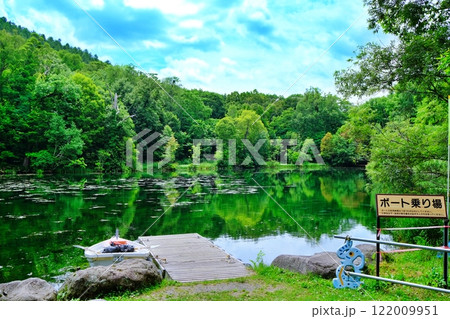大自然が美しい北海道富良野市 鳥沼公園 緑の沼の風景 大自然が美しい北海道富良野市 鳥沼公園 緑の沼の風景 122009951