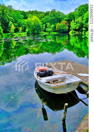 大自然が美しい北海道富良野市 鳥沼公園 緑の沼の風景 大自然が美しい北海道富良野市 鳥沼公園 緑の沼の風景 122009952