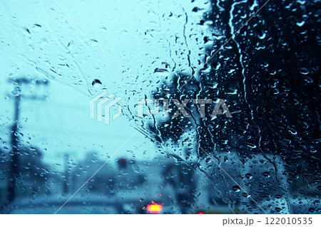 雨の日の車の窓ガラス 雨の日の車の窓ガラス 122010535