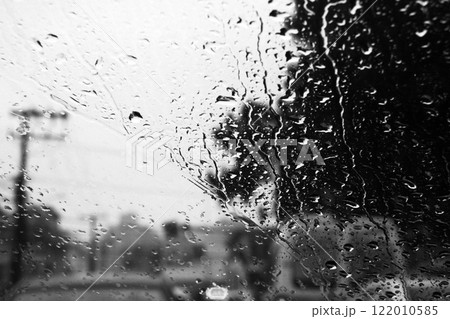 雨の日の車の窓ガラス 122010585