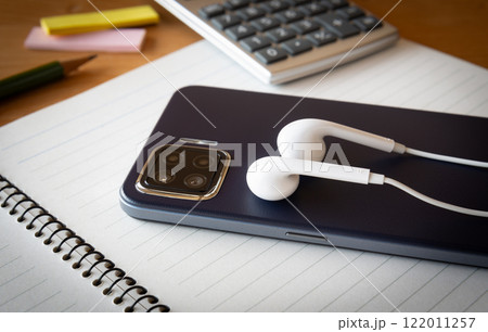 スマホとイヤホン　オンライン学習 122011257