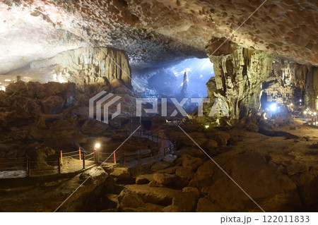 ベトナム ハロン湾のスンソット洞窟 122011833