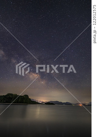 瀬戸内の春の星景　多島美の空のさそり座と天の川 122012575