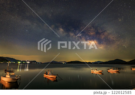 瀬戸内の春の星景　漁港の空に昇る天の川 122012585