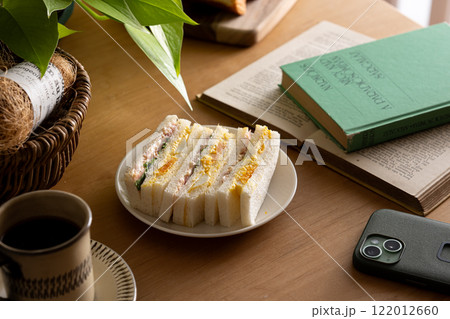 おしゃれなサンドイッチとコーヒー おしゃれなサンドイッチとコーヒー 122012660