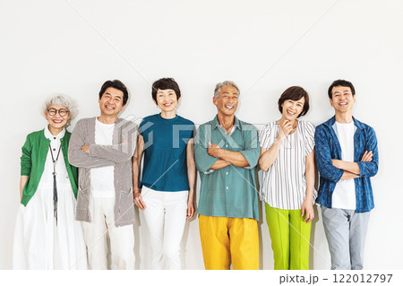 若々しいミドル・シニア世代の男女ポートレート 122012797