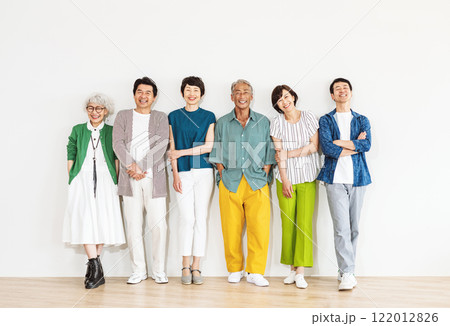若々しいミドル・シニア世代の男女ポートレート 若々しいミドル・シニア世代の男女ポートレート 122012826