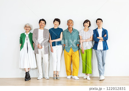 若々しいミドル・シニア世代の男女ポートレート 若々しいミドル・シニア世代の男女ポートレート 122012831