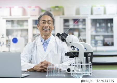 研究員・科学者イメージ 白衣を着た60代の男性 カメラ目線 ポートレート 研究員・科学者イメージ 白衣を着た60代の男性 カメラ目線 ポートレート 122013115