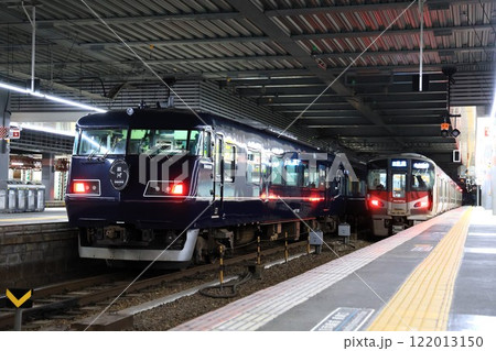 【JR西日本】117系「WEST EXPRESS 銀河」と227系（山陽線・可部線：広島駅） 122013150