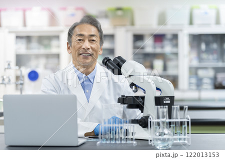 研究員・科学者イメージ　白衣を着た60代の男性　カメラ目線　ポートレート 122013153