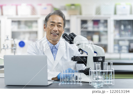 研究員・科学者イメージ 白衣のシニア男性 カメラ目線 ポートレート 研究員・科学者イメージ 白衣のシニア男性 カメラ目線 ポートレート 122013194