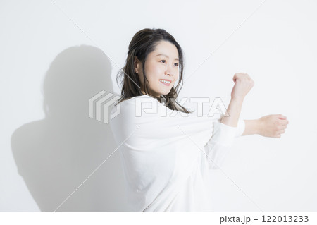 ストレッチをする若い女性 ストレッチをする若い女性 122013233