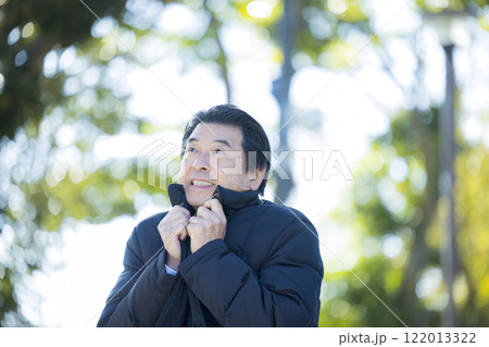 公園のスーツ姿のシニア男性 122013322