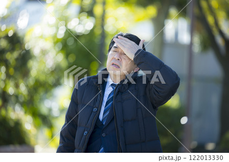 公園のスーツ姿のシニア男性 122013330