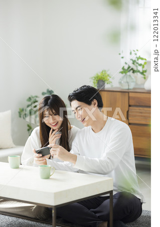 スマホを見るカップル スマホを見るカップル 122013341