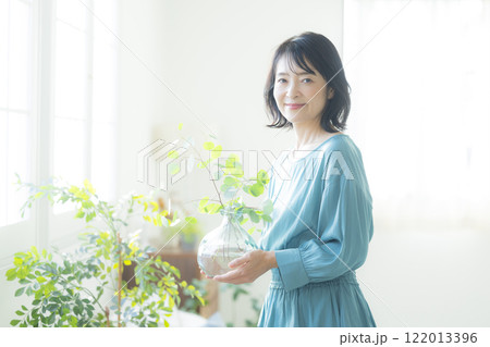 リビングで花瓶を持つ女性 122013396