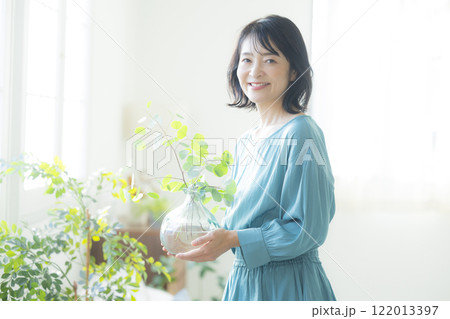 リビングで花瓶を持つ女性 122013397