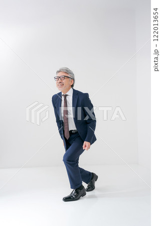 ジャンプするシニア男性のポートレート ジャンプするシニア男性のポートレート 122013654