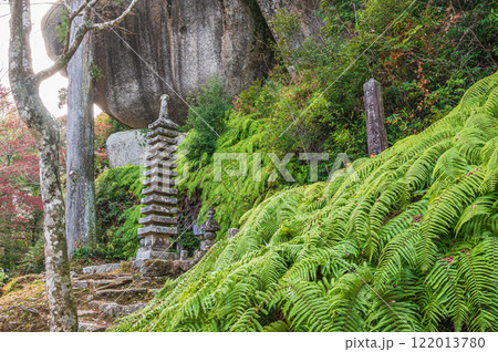笠置寺境内 笠置石 十三重塔 京都府笠置町 笠置寺境内 笠置石 十三重塔 京都府笠置町 122013780