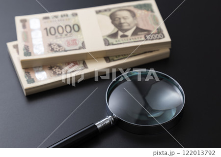 黒背景に虫眼鏡と200万円 黒背景に虫眼鏡と200万円 122013792