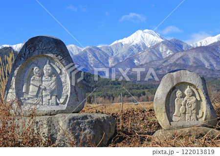 冬の安曇野　常念岳と道祖神 122013819