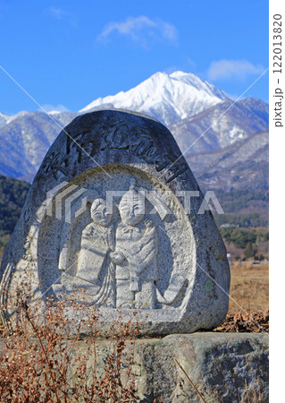 冬の安曇野　常念岳と道祖神 122013820