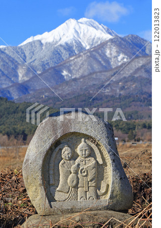 冬の安曇野　常念岳と道祖神 122013823
