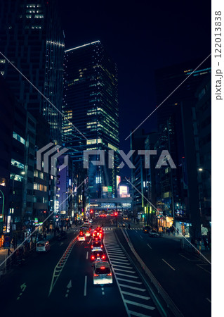 東京の夜景 渋谷駅東口へ向かう明治通り 2024.12　b-3 寒色 122013838