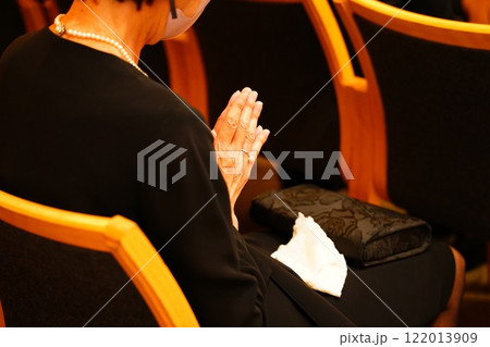 合掌をする喪主 122013909