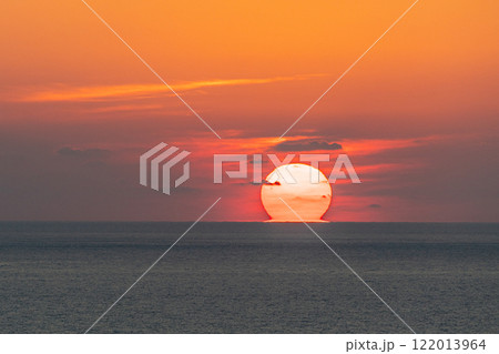 海に沈む秋の夕日、環境エコのイメージ画像 122013964
