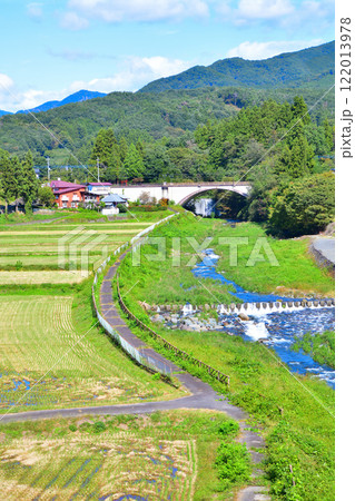 ふれあい橋から初秋の眺め　田園風景　薄根川　利根郡川場村　　 122013978