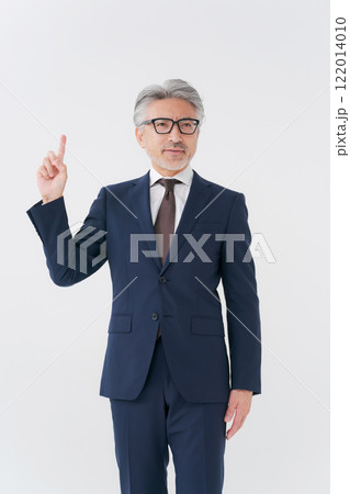 スーツ姿のシニア男性のポートレート 122014010