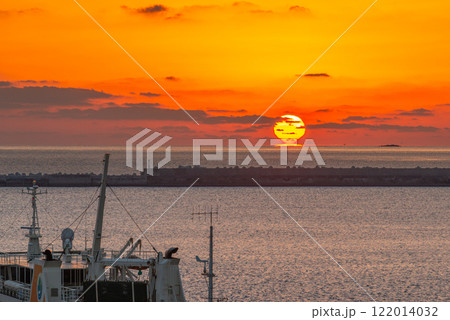 ダルマ朝日 神が宿る島 洋上アルプス屋久島(秋 ダルマ朝日 神が宿る島 洋上アルプス屋久島(秋 122014032