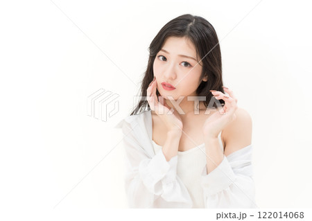 ビューティーイメージ キャミソールに白シャツを着ている若い女性 ビューティーイメージ キャミソールに白シャツを着ている若い女性 122014068