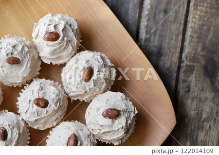 グルテンフリーのアーモンドクリームカップケーキ　手作りお菓子 122014109