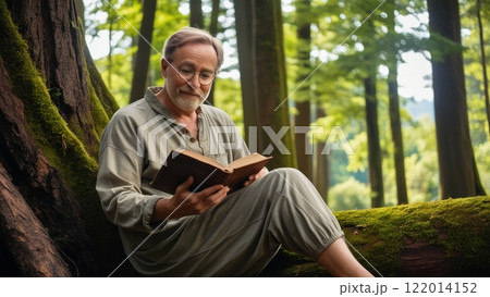 森の中で本を読む男性 森の中で本を読む男性 122014152