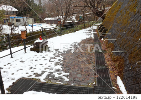 出雲坂根駅下の湧き水 延命水の水汲み場(島根県奥出雲町) 出雲坂根駅下の湧き水 延命水の水汲み場(島根県奥出雲町) 122014198