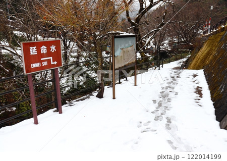 出雲坂根駅下の湧き水 延命水の水汲み場（島根県奥出雲町） 122014199