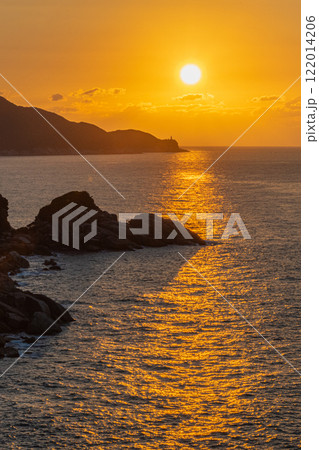 夕暮れの海に沈む冬の夕日、環境エコのイメージ画像 122014206