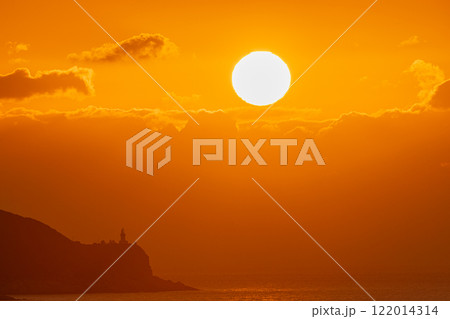 夕暮れの海に沈む冬の夕日、環境エコのイメージ画像 122014314