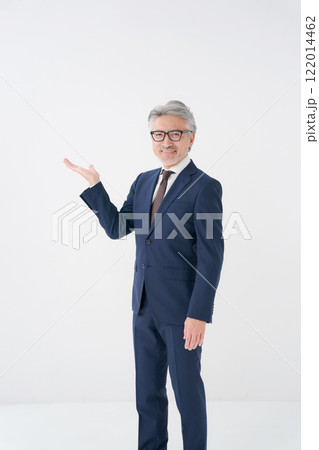案内するシニア男性 122014462