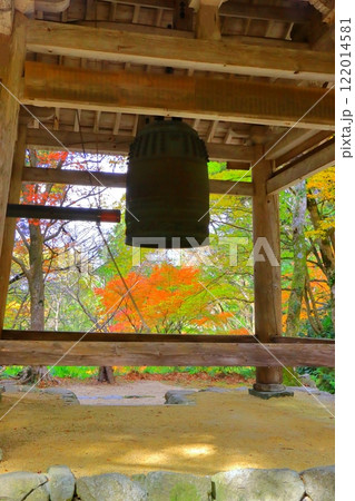 秋の百済寺（鐘楼・東近江市・縦構図） 122014581