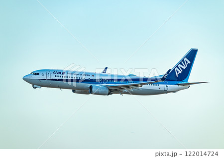 羽田空港から離陸したジェット旅客機 122014724
