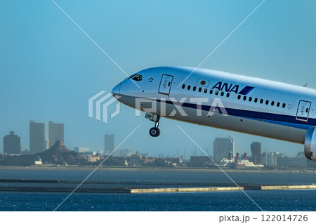 羽田空港から離陸するジェット旅客機 122014726