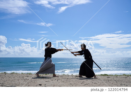 海辺で対決する2人の侍 122014794