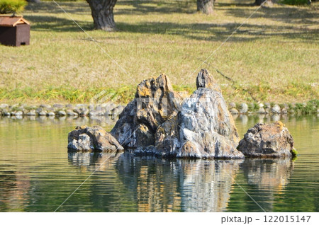 南湖の「仙磯(せんぎ)」(栗林公園/香川県高松市) 南湖の「仙磯(せんぎ)」(栗林公園/香川県高松市) 122015147